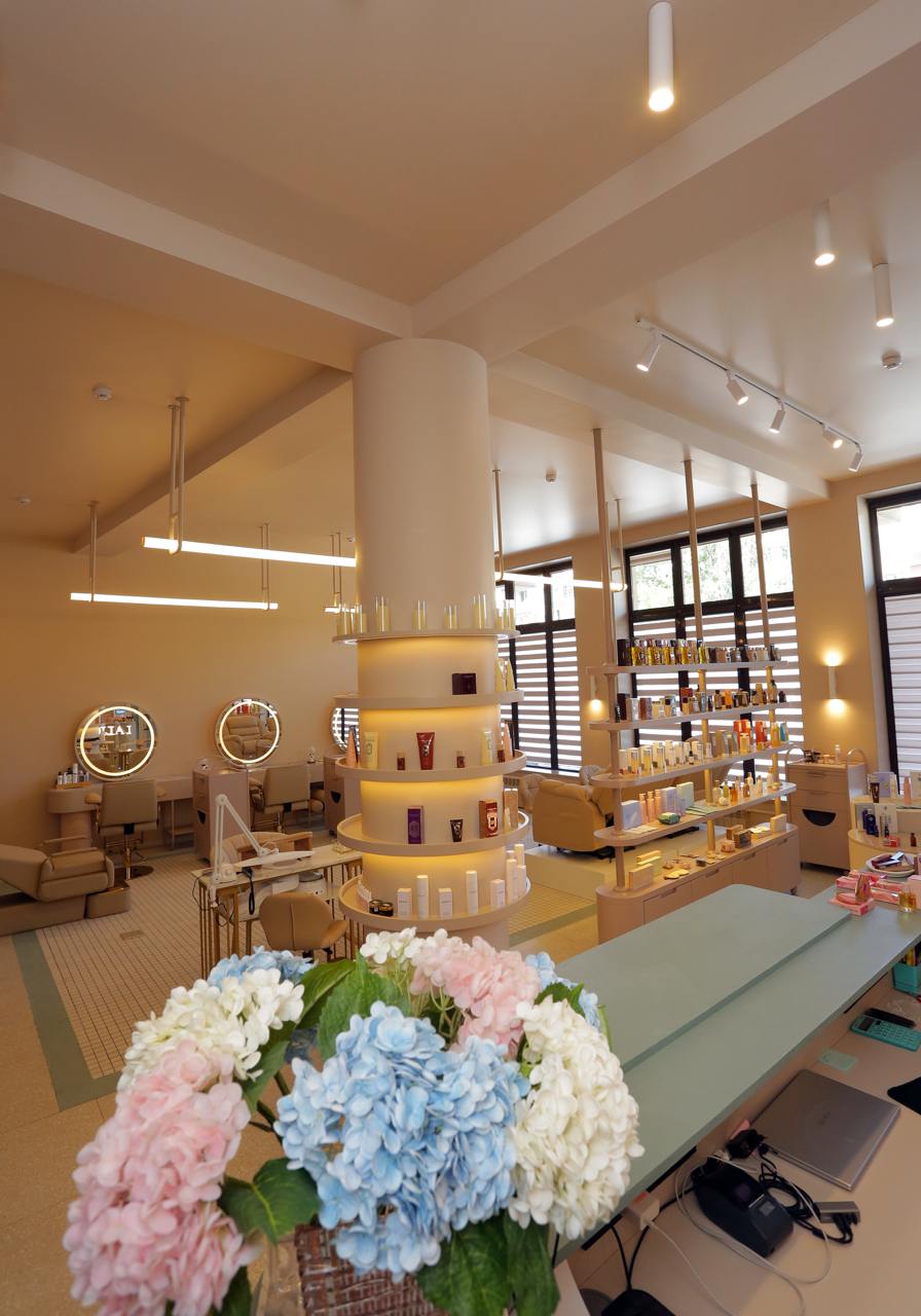 Central column with circular shelving and halo mirrors inside LALIQ